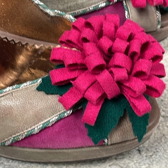 Poetic License Distressed Leather Floret Pom Pom Pumps Retro Heels Taupe Sz 7 - Picture 12 of 14